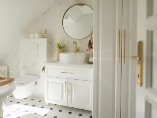 Kupaonica bijele boje sa zlatnim detaljima