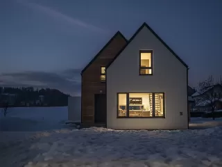 Mala kuća u Ravnoj Gori, prizemlje i kat u snijegu