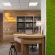 Iskon shop drveni stol i zeleni detalji na zidu