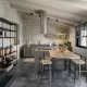 Kuhinja u sivoj boji s visokim stolom za blagovanje