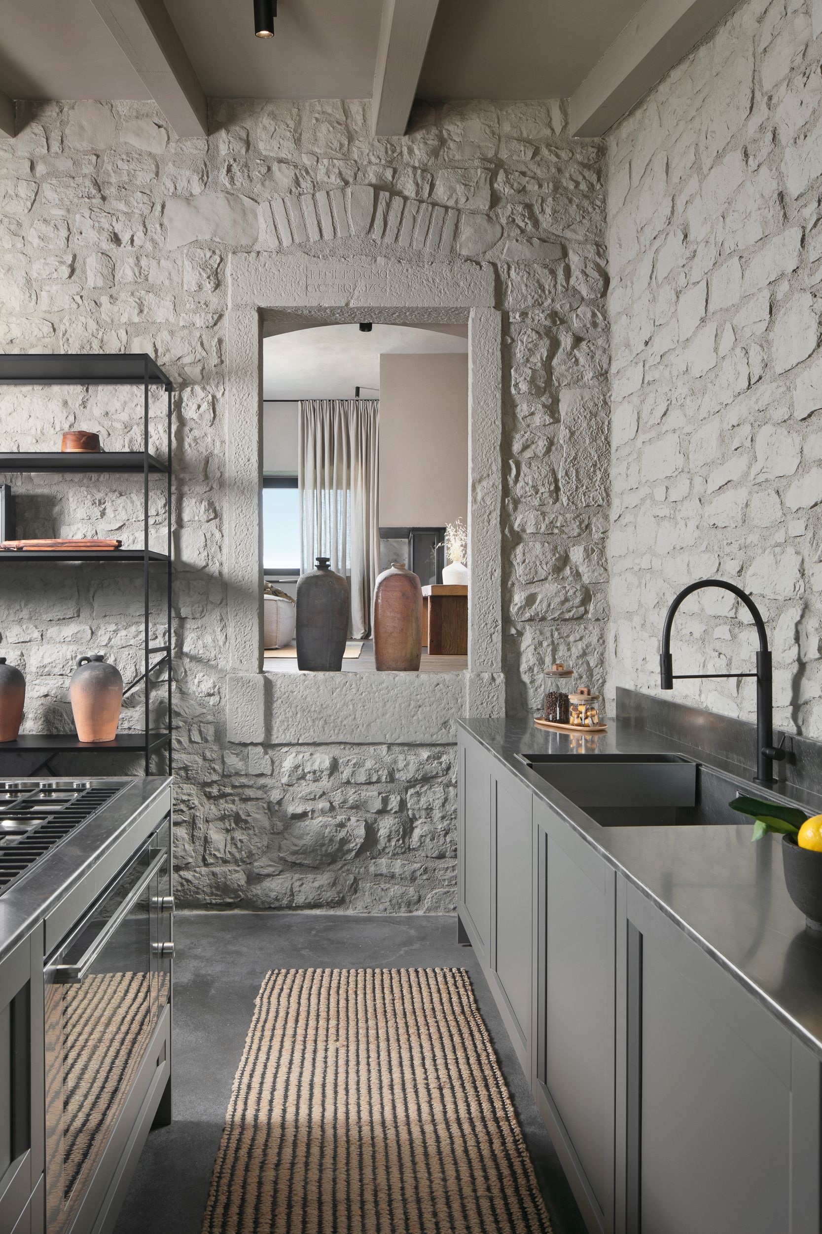 Kuhinja u sivoj boji u kamenoj kući