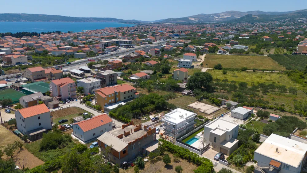 Vila Veluri, Kaštel Lukšić