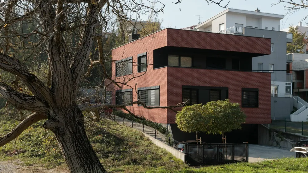 Mali stambenjak u padini, Zagreb