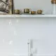 Bijeli sudoper i mješalica u kuhinji