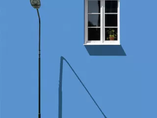 Prozor na pročelju plave zgrade