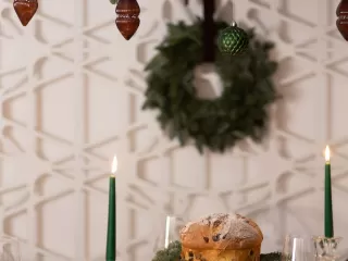 Božićna dekoracija stola s Moel stolnjakom i ubrusom