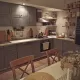 Siva kuhinja sa dekorima sa detaljima u prirodnoj boji