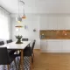 Blagovaonski stol i kuhinja u stanu