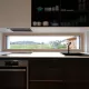 Kuhinja s pogledom kroz prozor drvo aluminij