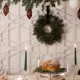 Božićna dekoracija stola s Moel stolnjakom i ubrusom